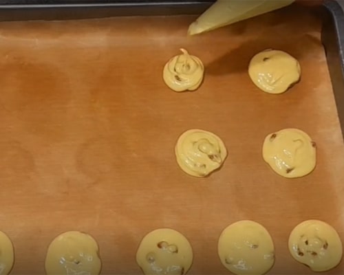 بعد از 10 دقیقه سینی فر را در بیاورید و اجازه بدهید تا شیرینیها کمی از حرارت بیافتند بعد به راحتی از کف سینی جدا کنید و سرو کنید.