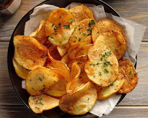 طرز تهیه چیپس پیاز جعفری خانگی؛ خوشمزه، ترد و متفاوت!