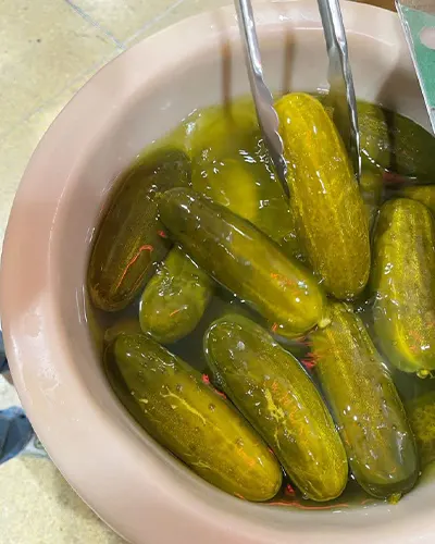 طرز تهیه خیارشور خانگی ترد و خوشمزه (رازهای طلایی جلوگیری از کپک)